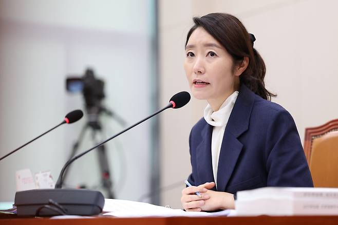 강선우 여성가족부 장관 후보자가 14일 서울 여의도 국회에서 열린 인사청문회에 출석해 의원 질의에 답하고 있다. /장련성 기자