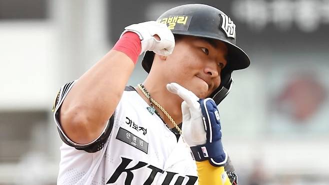 지난달 12일 수원 KT위즈파크에서 열린 롯데-KT전. 1회말 1사 1루 안현민이 투런포를 친 후 환호하고 있다. /정재근 스포츠조선 기자