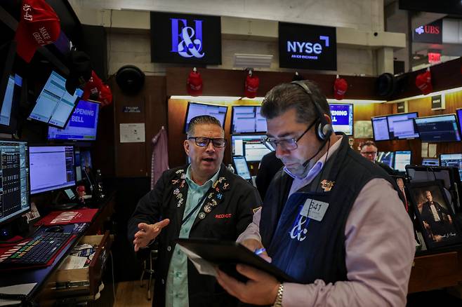 15일(현지 시각) 미국 뉴욕증권거래소에서 트래이더들이 업무를 보고 있다./연합뉴스로이터