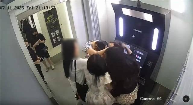 한국인 여성들이 베트남 하노이서 현지 여성들을 폭행하고 있는 모습./베트남뉴스 캡처.