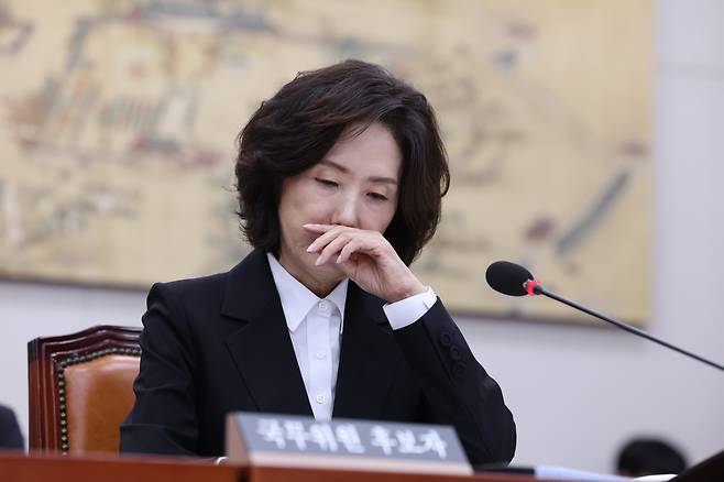 이진숙 사회부총리 겸 교육부 장관 후보자가 16일 오전 서울 여의도 국회 교육위원회에서 열린 인사청문회에 출석해 자료를 살펴보고 있다. /뉴스1