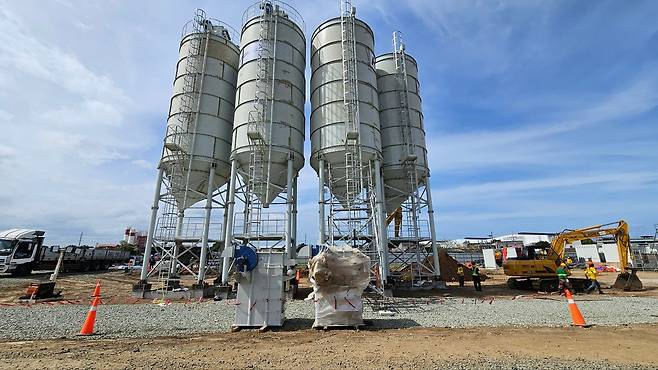 지난해 1월 17일 필리핀 마닐라 남부철도 4·5·6공구 현장사무소 인근의 콘크리트 제작장의 배치플랜트. /사진=조은임 기자