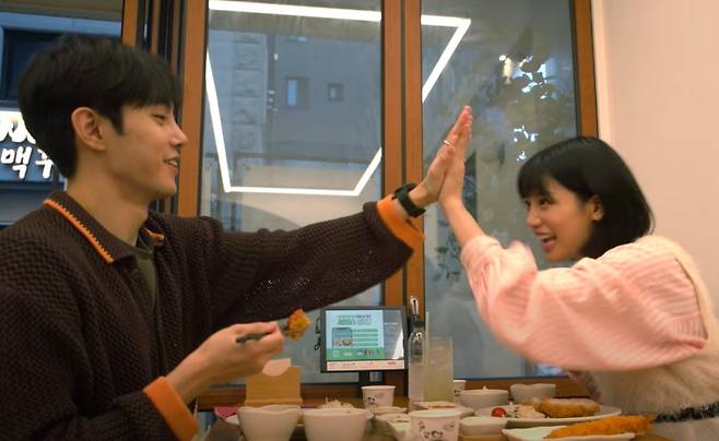 넷플릭스 예능 프로그램 'K-드라마 같은 사랑을 하고 싶어'의 한 장면. 한국인 남성 배우와 일본인 여성 배우가 등장한 연애 리얼리티 프로그램이다. 김원식(왼쪽)과 기타하라 호노카가 식사를 하다가 손뼉을 치고 있다. /유튜브 캡처