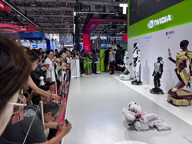 엔비디아 전시관에서 수십명의 방문객이 로봇 개를 촬영하고 있는 모습. /베이징=이은영 특파원