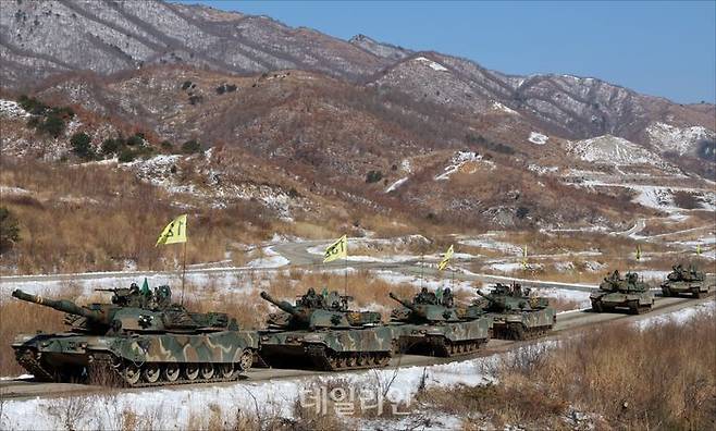 K1A2 전차들이 지난 3월 경기 포천시 승진훈련장에서 2025년 전반기 한미연합 수도기계화보병사단(수기사) 통합화력 실사격 훈련에 참가해 기동하고 있다. ⓒ사진공동취재단