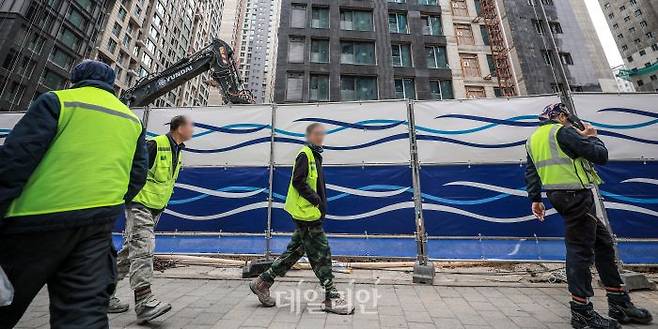 서울시내 아파트 건설현장에서 건설노동자들이 이동하고 있다.ⓒ뉴시스