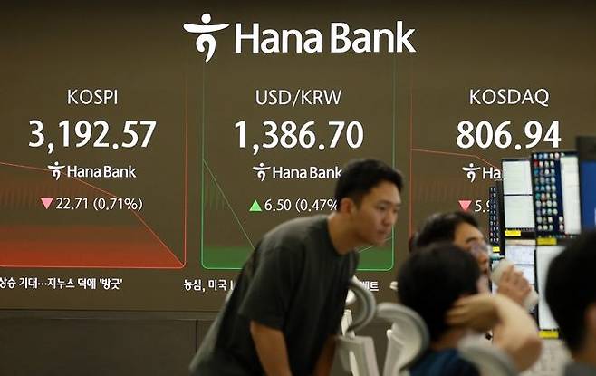 16일 서울 중구 하나은행 딜링룸 현황판에 코스피 지수 등이 표시돼 있다. ⓒ뉴시스