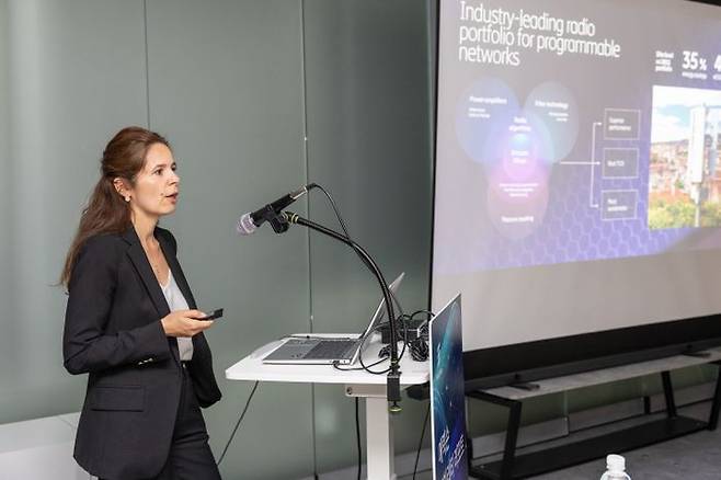 시벨 톰바즈 박사(Dr. Sibel Tombaz) 에릭슨 코리아 파트너스 CEO가 16일 서울 HSBC빌딩에서 진행한 '에릭슨 모빌리티 리포트 기자간담회'에서 최신 '에릭슨 모빌리티 리포트(Ericsson Mobility Report)'를 설명하고 있다.ⓒ에릭슨