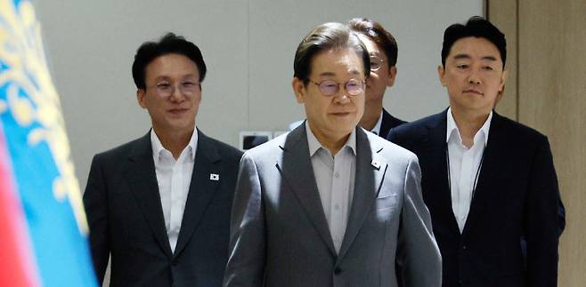 이재명 대통령이 15일 서울 용산 대통령실 국무회의실에 들어오고 있다. 이 대통령은 이날 국무회의에서 “각 부처는 관행적으로 편성되는 예산이나 효율이 떨어지는 예산, 낭비성 예산들을 과감히 조정해 달라”고 지시했다. 대통령실사진기자단