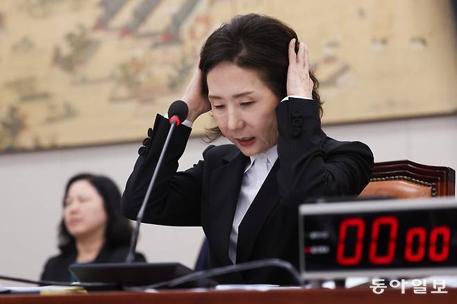 이진숙 사회부총리 겸 교육부 장관 후보자가 16일 국회에서 열린 인사청문회에서 의사진행 발언을 듣는 도중 머리를 만지고 있다. 장승윤 기자 tomato99@donga.com