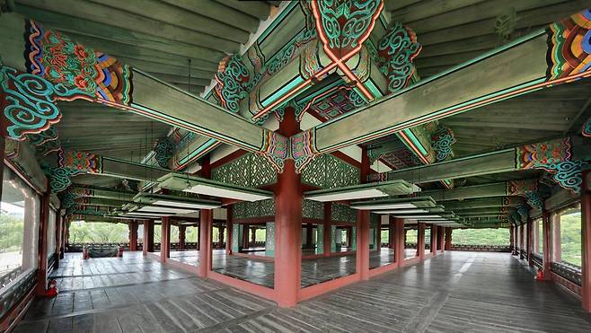 경회루는 공간의 가변성과 중심의 확장성으로 현대의 건축 개념을 관통하는 뛰어난 공간 구성을 자랑한다. 사진 출처 국가유산청