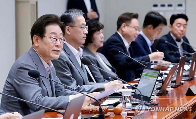 이재명 대통령이 15일 용산 대통령실에서 국무회의를 주재하고 있다. 연합뉴스