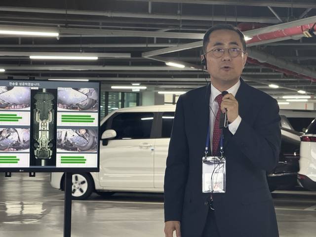 이정환 SK렌터카 대표이사가 15일 충남 천안시에 위치한 SK렌터카 오토옥션에서 열린 오토옥션 미디어투어에서 차량 ‘하부 스캔 장비’에 대해 설명하고 있다. 임주희 기자