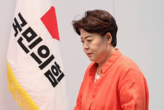 윤희숙 국민의힘 혁신위원장이 16일 여의도 중앙당사에서 인적쇄신 등 개혁방안과 관련해 기자간담회를 위해 입장하고 있다.<연합뉴스 사진>