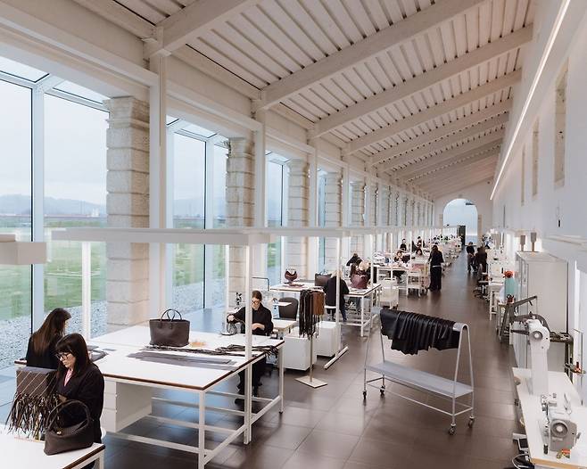 몬테벨로 아뜰리에서 보테가 베네타의 기술이 장인들의 손에서 다음 세대의 손으로 전수된다.