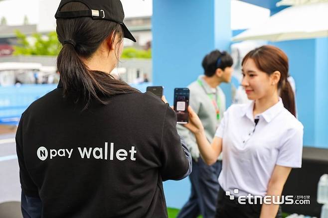 네이버페이가 국내 정규 골프대회에 대체불가능토큰(NFT) 티켓을 전면 도입했다. 한국여자프로골프투어 'NH투자증권 레이디스 챔피언십'이 열린 경기 수원CC 입구에서 관람객이 네이버페이 지갑에 생성된 NFT기반 QR코드로 입장하고 있다. 2025.5.11