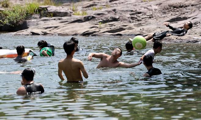 [폭염이 연일 계속된 지난 3일 경북 청도군 운문사 인근 계곡을 찾은 피서객들이 물놀이를 하며 더위를 식히고 있다. 뉴시스