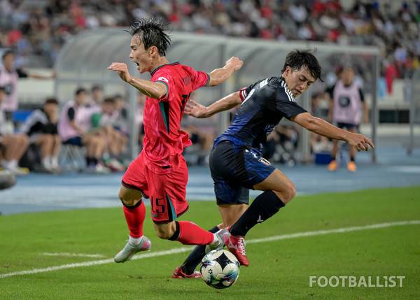 김문환(왼쪽, 남자 축구대표팀), 소마 유키(일본). 서형권 기자