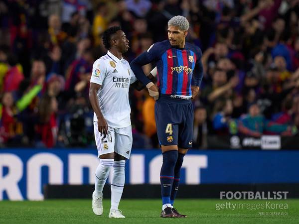 비니시우스 주니오르(왼쪽, 레알마드리드), 로날드 아라우호(바르셀로나). 게티이미지코리아