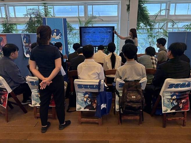 일본 취업 컨설팅 회사 ‘코렉’(KOREC)이 11일 서울 중구 밀리오레 호텔 서울 명동에서 개최한 취업 박람회 ‘코렉 커리어 엑스포’ 모습. 한국 구직자들이 일본 현지 기업 담당자로부터 설명을 듣고 있다. 10개 일본 현지 기업이 참여한 이날 박람회에는 한국 구직자 200여명이 참여했다. 임재희 기자