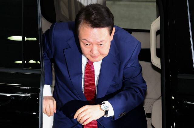 윤석열 전 대통령이 5일 오전 2차 특검 조사를 받기 위해 특검 사무실이 있는 서울 서초동 서울고검으로 출석하고 있다. 김태형 기자 xogud555@hani.co.kr