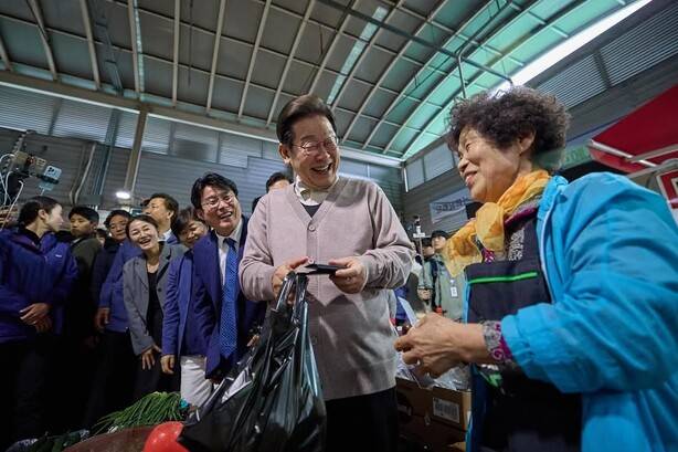 지난 5월 당시 이재명 더불어민주당 대통령 후보가 경북 영천공설시장에서 지역화폐로 식재료를 구입하고 있다. 이재명 후보 페이스북 갈무리