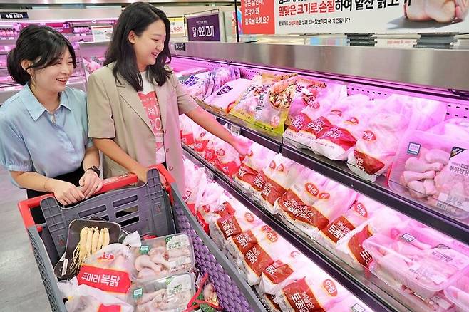 서울시 송파구에 위치한 롯데마트 제타플렉스 잠실점 축산 매대에서 ‘백숙용 닭’ 상품을 구매하는 롯데마트 직원들의 모습. 롯데마트 제공