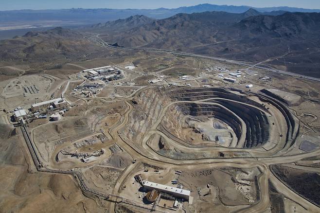 미국의 유일한 희토류 채굴 및 생산업체 엠피(MP)머터리얼즈의 캘리포니아주 마운틴패스 광산의 모습을 찍은 2024년 사진이다. 에이피 연합뉴스