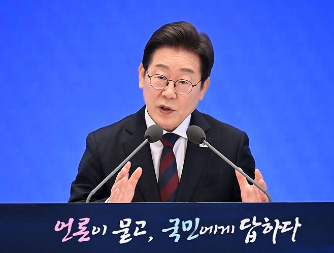 이재명 대통령이 지난 3일 서울 종로구 청와대 영빈관에서 열린 취임 첫 공식 기자회견 ‘대통령의 30일, 언론이 묻고 국민에게 답하다’에서 취재진의 질문을 듣고 있다. 대통령실사진기자단