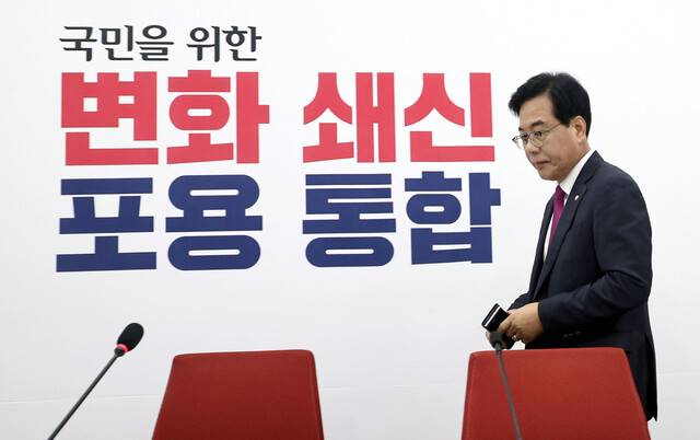 송언석 국민의힘 비상대책위원장 겸 원내대표가 16일 오전 국회에서 현안관련 기자간담회를 위해 자리로 향하고 있다. 윤운식 선임기자 yws@hani.co.kr