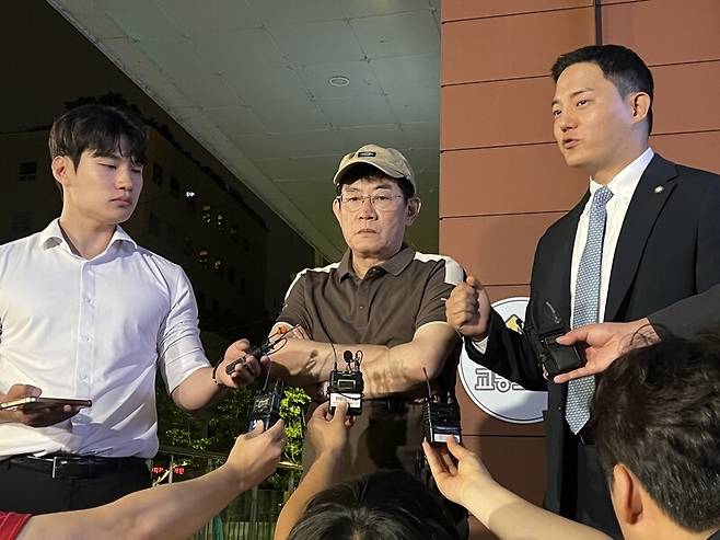 방송인 이경규씨(가운데)가 지난달 24일 서울 강남경찰서에서 약물 운전 혐의와 관련된 조사를 받은 뒤 취재진 질문에 답하고 있다. 연합뉴스