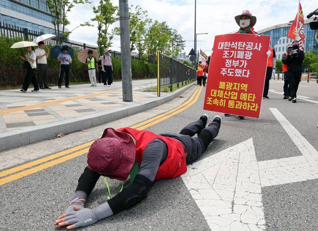 대한석탄공사 마지막 탄광인 강원도 삼척시 도계광업소가 문을 닫은 지난달 30일 '대체산업 쟁취 대한석탄공사 폐광 반대 공동투쟁위원회' 회원들이 정부세종청사 기획재정부 앞에서 지역경제 진흥안의 확정을 촉구하는 시위를 벌이며 3보 1배를 하고 있다. 세종=연합뉴스