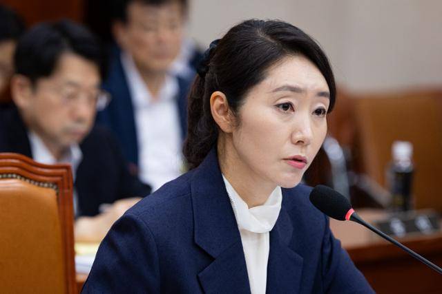 강선우 여성가족부 장관 후보자가 14일 서울 여의도 국회에서 열린 인사청문회에 출석해 의원 질의에 답하고 있다. 뉴스1