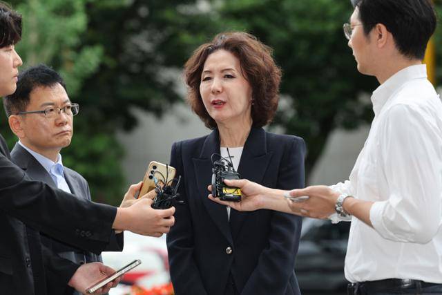 이진숙 교육부 장관 후보자가 지난달 30일 서울 여의도 한국교육시설안전원에 마련된 인사청문회 사무실로 출근하며 취재진의 질의에 답변하고 있다. 뉴스1