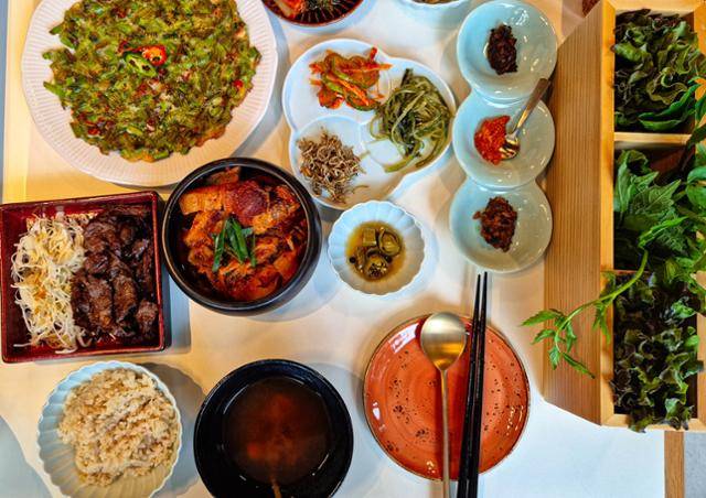 서울 노원구 수락휴 씨즌서울의 밥상. 갈비쌈밥, 김치찜, 가지새우미나리부침개.