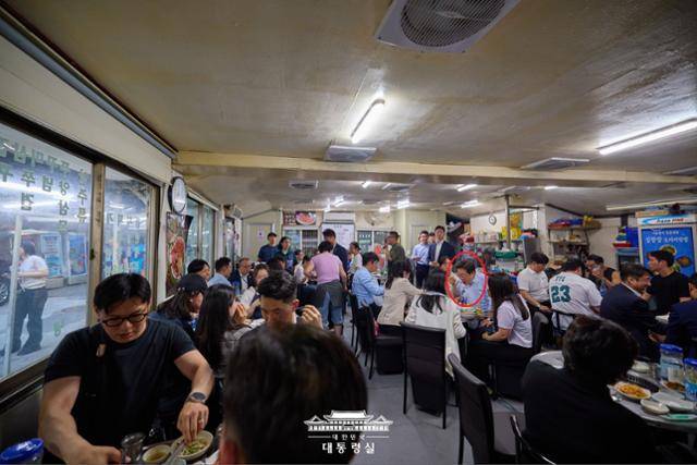 11일 서울 광화문의 한 식당에서 대통령실 직원 등과 함께 저녁 식사를 하고 있는 이재명(빨간색 작은 원) 대통령. 대통령실 제공