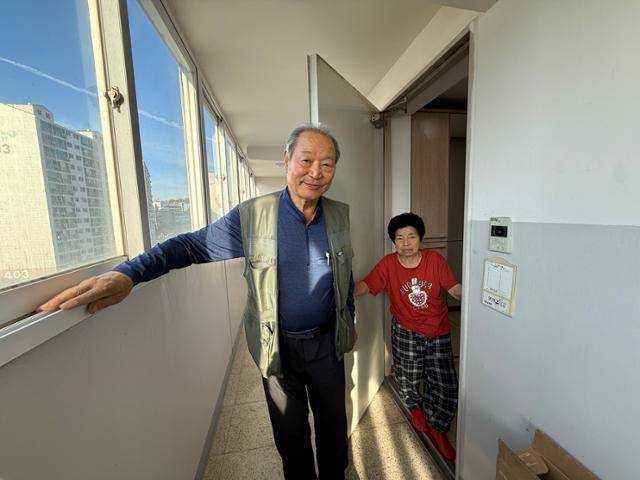 경북 안동시 옥동에 위치한 임대아파트 앞에 선 김범대 부부. 산불 이재민에게 추첨으로 제공된 주거지다. 안동=허유정 기자