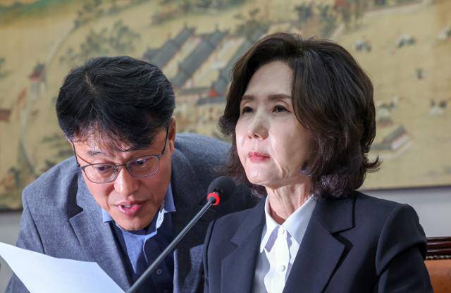 이진숙(오른쪽) 사회부총리 겸 교육부 장관 후보자가 16일 서울 여의도 국회의사당에서 열린 인사청문회 도중 준비단 관계자와 논의하고 있다. 연합뉴스