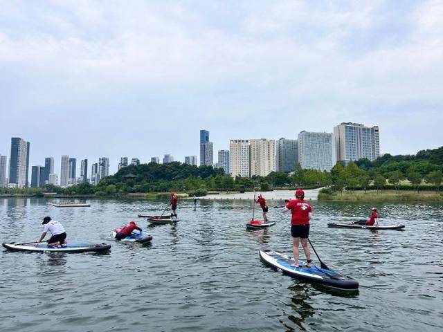 수상 전문가들이 세종호수공원에서 오는 25일부터 운용될 패들보드를 시험하고 있다. 세종시설관리공단제공