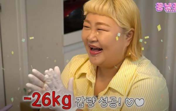 최근 26kg 감량에 성공해 화제를 모은 개그우먼 홍윤화(36)가 자신의 다이어트 비결을 공개했다./사진=유튜브 '홍윤화 김민기 꽁냥꽁냥' 캡처