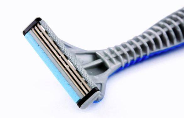 미국의 한 피부과 전문의가 다중날보다 단일날 제모기를 사용해야 ‘인그로운 헤어(아래쪽으로 자라 피부에 박히는 털)’ 발생을 막을 수 있다고 말했다. /사진=클립아트코리아