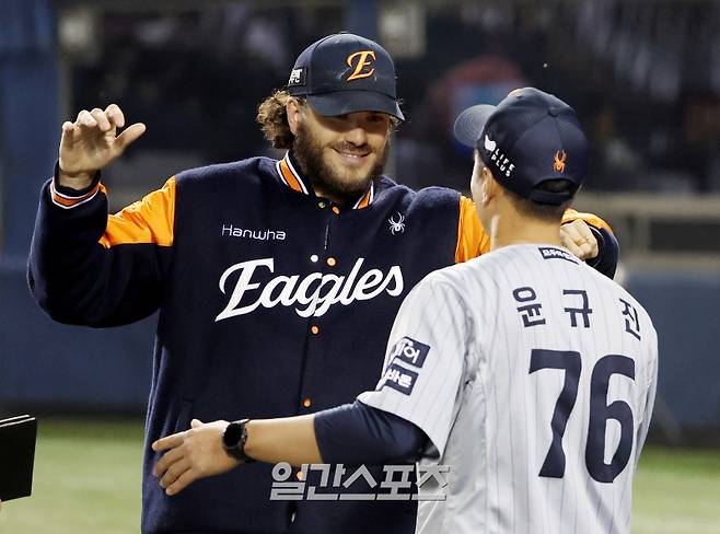 2025 KB0리그 프로야구 LG트윈스와 한화이글스의 경기가 28일 오후 서울 잠실야구장에서 열렸다. 연장 11회 끝에 6대 5 신승을 거둔 한화 폰세 등 선수들이 자축하고 있다. 잠실=김민규 기자 /2025.05.28/