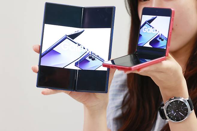 <yonhap photo-3513="">삼성 폴더블폰 신제품 '갤럭시Z 폴드7'(왼쪽)과 '갤럭시Z 플립7'. 연합뉴스</yonhap>