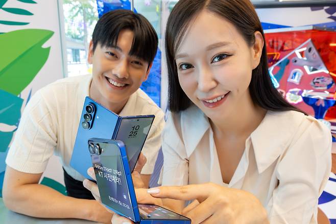 KT 모델들이 '갤럭시Z 폴드·플립7' 사전 예약 소식을 전하고 있다. KT 제공