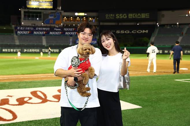 인천 SSG랜더스필드에서 함께 사진을 찍은 박슬기 파트너와 이미래 치어리더. 본인 제공