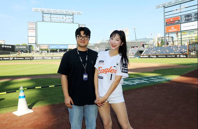 12일 올스타전 현장에서 만난 SSG 박슬기 파트너와 한화 치어리더 이미래 부부. SSG 제공