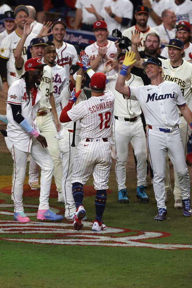 2025 MLB 올스타전 스윙오프에서 3개의 홈런으로 내셔널리그 승리를 이끈 카일 슈와버(12번). AFP=연합뉴스