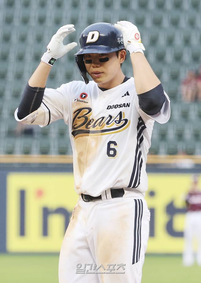 2025 KB0리그 프로야구 두산베어스와 키움히어로즈의 경기가 6월 15일 오후 서울 잠실야구장에서 열렸다. 7회말 2사 오명진이 안타를 치고 출루해 세리머니를 하고 있다. 잠실=김민규 기자 mgkim1@edaily.co.kr