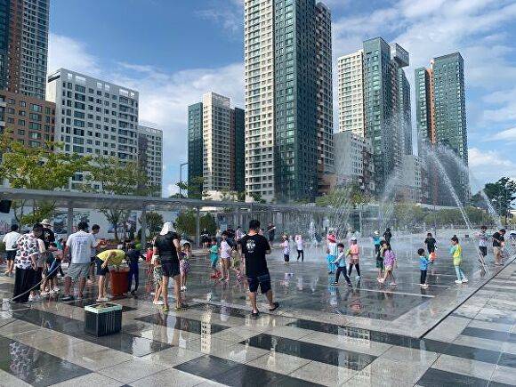 세종시설관리공단은 오는 19일부터 도시상징광장의 음악분수를 물놀이형 수경시설(바닥분수 형태)로 전환해 운영한다 [사진=세종시설관리공단]