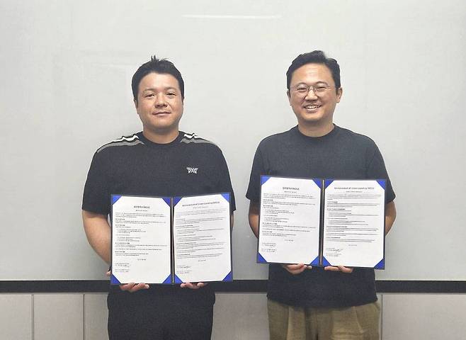 에이바우트커피 박상우 사장(왼쪽)과 컨트롤엠 원종관 대표(오른쪽) / 출처=컨트롤엠